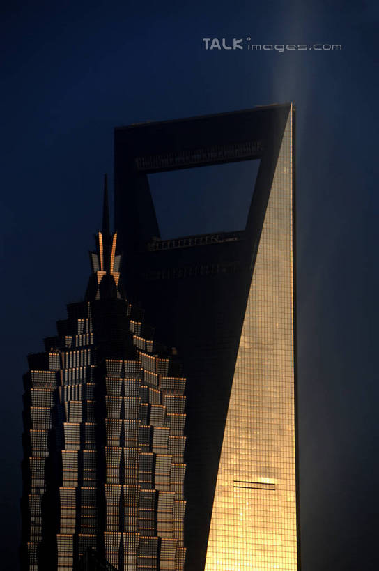 无人,高楼大厦,竖图,室外,白天,仰视,度假,美景,城市风光,标志建筑,城市,大厦,地标,建筑,摩天大楼,上海,中国,亚洲,阴影,光线,影子,景观,娱乐,建设,金茂大厦,浦东,蓝色,蓝天,天空,阳光,天,享受,休闲,景色,放松,环球金融中心,晴朗,申,柏悦酒店,金融中心,陆家嘴,陆家嘴金融贸易区,浦东新区,上海环球金融中心,东亚,上海市,万里无云,中华人民共和国,沪,华东地区,金茂大楼,环球金融中心大厦,晴空,晴空万里,彩图,低角度拍摄,大楼,高层建筑,高楼,摩天楼,shzxz1