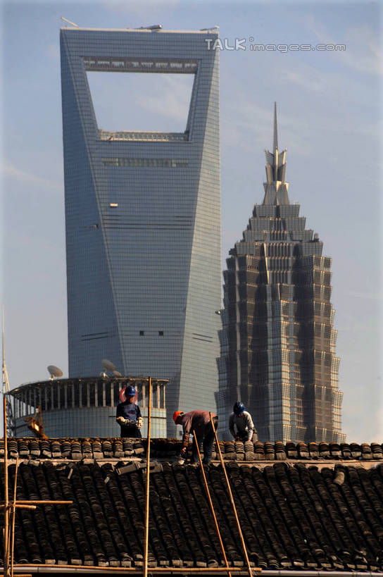 无人,高楼大厦,竖图,室外,白天,正面,度假,美景,城市风光,标志建筑,城市,大厦,地标,建筑,摩天大楼,上海,中国,亚洲,阴影,光线,影子,景观,云,云朵,云彩,娱乐,建设,金茂大厦,浦东,蓝色,白云,蓝天,天空,阳光,天,享受,休闲,景色,放松,环球金融中心,晴朗,申,柏悦酒店,金融中心,陆家嘴,陆家嘴金融贸易区,浦东新区,上海环球金融中心,东亚,上海市,中华人民共和国,沪,华东地区,金茂大楼,环球金融中心大厦,晴空,彩图,大楼,高层建筑,高楼,摩天楼,shzxz1