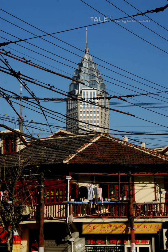 无人,家,高楼大厦,竖图,室外,白天,仰视,度假,美景,植物,城市风光,标志建筑,城市,大厦,地标,建筑,摩天大楼,上海,中国,亚洲,阴影,光线,影子,房屋,屋子,景观,公寓,娱乐,建设,洋房,楼房,住宅,树,树木,蓝色,绿色,蓝天,天空,阳光,自然,天,享受,休闲,景色,放松,生长,晴朗,成长,申,黄浦区,东亚,上海市,光明大厦,万里无云,中华人民共和国,沪,华东地区,晴空,晴空万里,彩图,低角度拍摄,房子,大楼,高层建筑,高楼,摩天楼,金陵东路,shzxz1