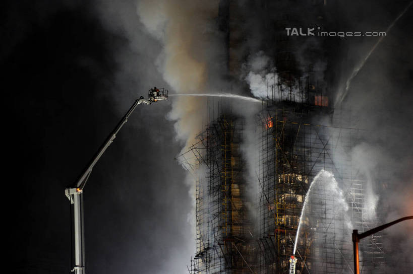 无人,家,攀登,横图,室外,夜晚,仰视,热情,安全,汽车,救火车,火,金属制品,上海,中国,亚洲,朦胧,模糊,金属,火焰,梯子,房屋,阶梯,屋子,烟雾,公寓,燃烧,洋房,楼房,住宅,车,交通工具,爬,上升,消防,水枪,申,火灾,灾难,载具,灭火,东亚,静安区,上海市,胶州路,中华人民共和国,沪,华东地区,登高,消防器材,劫难,磨难,灾祸,消防车,攀爬,彩图,低角度拍摄,房子,灭火车,11.15上海静安区高层住宅大火,胶州路特大火灾,消防水枪,灾害,云梯,shzxz1