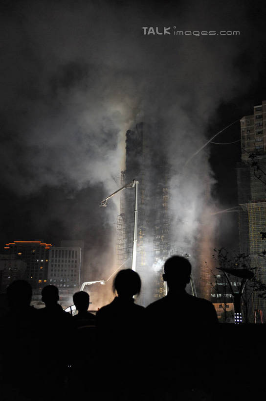 东方人,家,站,攀登,竖图,室外,夜晚,仰视,热情,安全,汽车,救火车,火,金属制品,上海,中国,亚洲,服装,朦胧,模糊,金属,火焰,梯子,房屋,阶梯,屋子,烟雾,公寓,许多人,燃烧,休闲装,黄种人,洋房,楼房,住宅,车,衣服,交通工具,站着,一群人,休闲,休闲服,爬,服饰,上升,消防,水枪,申,火灾,灾难,载具,灭火,东亚,静安区,上海市,胶州路,中华人民共和国,沪,华东地区,登高,消防器材,劫难,磨难,灾祸,男人,男性,年轻男性,年轻女性,女人,女性,亚洲人,消防车,攀爬,站立,半身,彩图,低角度拍摄,房子,灭火车,11.15上海静安区高层住宅大火,胶州路特大火灾,消防水枪,灾害,云梯,shzxz1