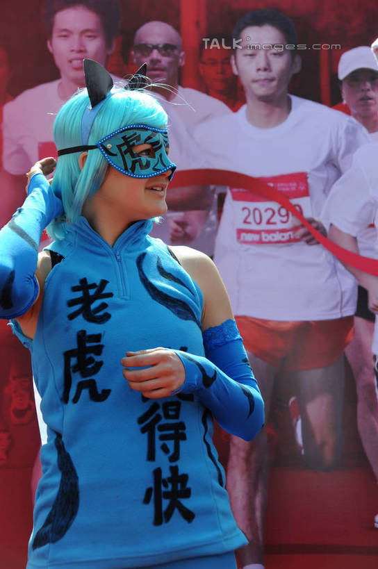 东方人,一个人,终点,站,摸,竖图,室外,白天,正面,亚洲,仅一个年轻女性,仅一个女性,仅一个人,抚摸,服装,信息,标志,面具,文字,字符,扭头,注视,黄种人,标识,海报,广告,衣服,红色,观察,看,站着,转头,汉字,服饰,观看,察看,衣着,穿着,关注,中文,终点线,宣传,表演服,演出服,国文,华文,冲线,终点带,衣饰,道具服,年轻女性,女人,女性,亚洲人,触摸,接触,站立,半身,彩图,目的地,招贴,shzxz1