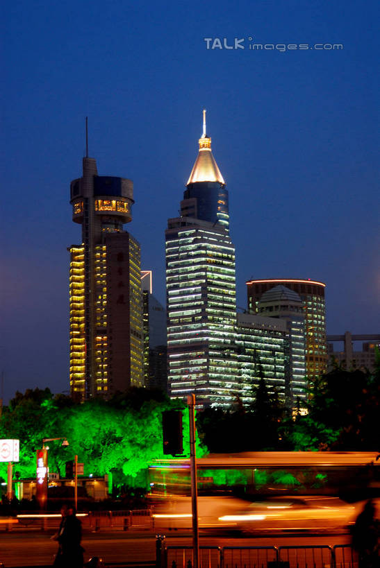 无人,高楼大厦,栏杆,竖图,彩色,室外,夜晚,正面,长时间曝光,度假,美景,植物,城市风光,标志建筑,城市,大厦,道路,地标,建筑,路,摩天大楼,霓虹灯,夜景,公路,汽车,上海,中国,亚洲,阴影,朦胧,模糊,光线,影子,景观,围栏,灯光,七彩,交通,娱乐,光源,建设,护栏,霓虹,车,灯,树,树木,蓝色,绿色,蓝天,天空,自然,交通工具,轿车,天,享受,休闲,景色,放松,生长,晴朗,成长,淮海路,申,照明设备,载具,曝光,黄浦区,东亚,淮海中路,徐汇区,上海市,金钟广场,万里无云,中华人民共和国,沪,华东地区,氖灯,晴空,晴空万里,马路,彩图,大楼,高层建筑,高楼,摩天楼,shzxz1