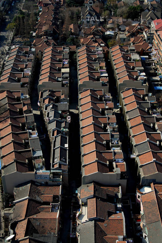 无人,家,竖图,全景,俯视,航拍,室外,白天,旅游,度假,美景,天际线,城市风光,城市,道路,建筑,路,公路,上海,中国,亚洲,一排,许多,阴影,整齐,并列,并排,光线,影子,房屋,屋子,景观,公寓,交通,很多,娱乐,建设,洋房,楼房,住宅,排列,阳光,享受,休闲,景色,放松,申,鸟瞰,队列,平行,景华新村,巨鹿路,卢湾区,东亚,上海市,中华人民共和国,沪,华东地区,马路,彩图,高角度拍摄,房子,shzxz1