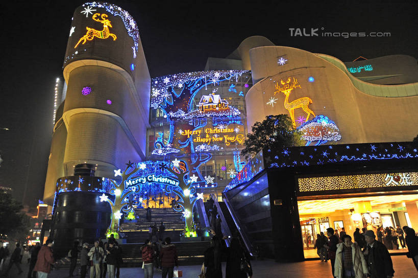 东方人,商店,走,横图,彩色,室外,夜晚,仰视,购物,度假,消费,美景,城市风光,超市,城市,霓虹灯,商场,夜景,上海,中国,亚洲,行人,游客,游人,阴影,服装,光线,信息,影子,景观,灯光,七彩,许多人,注视,休闲装,黄种人,娱乐,光源,霓虹,海报,路人,旅客,广告,灯,南京西路,衣服,观察,看,一群人,享受,休闲,休闲服,景色,放松,金融,百货,服饰,观看,申,察看,照明设备,关注,宣传,选购,贸易,百货公司,东亚,静安区,上海市,久光百货,中华人民共和国,沪,华东地区,氖灯,血拼,过客,男人,男性,年轻男性,年轻女性,女人,女性,亚洲人,步行,散步,走路,半身,彩图,低角度拍摄,购物商场,购物中心,商业中心,招贴,shzxz1