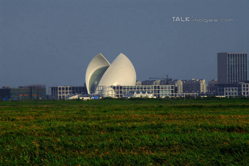 无人,高楼大厦,横图,室外,白天,正面,度假,草地,草坪,美景,植物,城市风光,城市,大厦,建筑,摩天大楼,上海,中国,亚洲,阴影,光线,影子,景观,娱乐,建设,浦东,草,蓝色,绿色,蓝天,天空,阳光,天,享受,休闲,景色,放松,晴朗,临港新城,申,浦东新区,东亚,上海市,万里无云,中华人民共和国,沪,华东地区,晴空,晴空万里,彩图,大楼,高层建筑,高楼,摩天楼,shzxz1