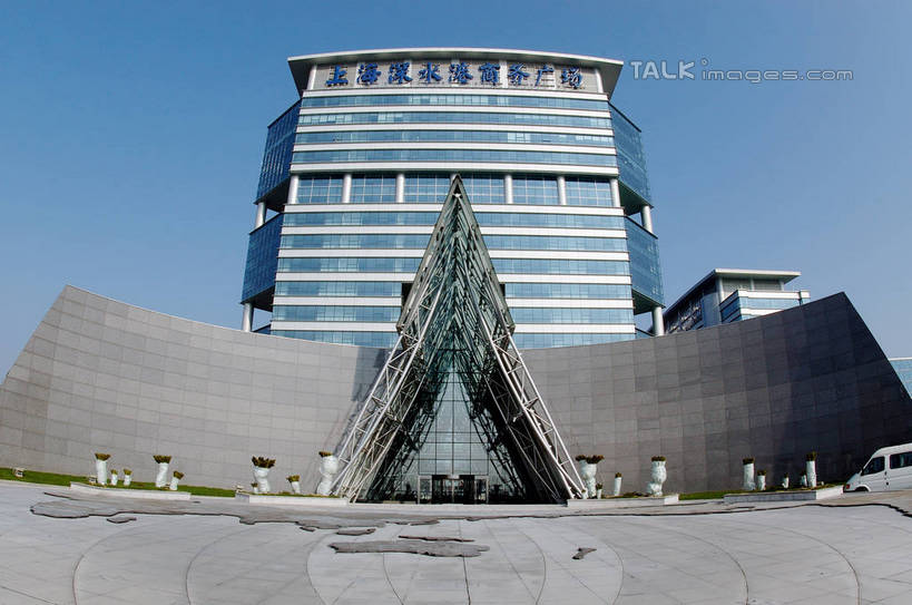 无人,高楼大厦,横图,室外,白天,仰视,度假,美景,城市风光,城市,大厦,建筑,摩天大楼,上海,中国,亚洲,阴影,光线,影子,景观,娱乐,建设,浦东,蓝色,蓝天,天空,阳光,天,享受,休闲,景色,放松,晴朗,临港新城,申,浦东新区,东亚,上海市,万里无云,中华人民共和国,沪,华东地区,晴空,晴空万里,彩图,低角度拍摄,大楼,高层建筑,高楼,摩天楼,shzxz1