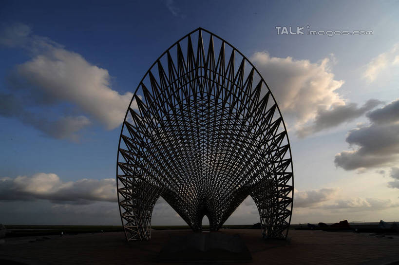 无人,横图,室外,白天,仰视,度假,美景,日落,城市风光,城市,雕塑,上海,中国,亚洲,阴影,艺术,装饰,光线,雕刻,雕像,影子,景观,晚霞,霞光,落日,娱乐,浦东,阳光,黄昏,工艺品,享受,休闲,景色,彩霞,放松,纪念,临港新城,美术,申,主题,陈列,浦东新区,东亚,上海市,中华人民共和国,沪,华东地区,功能,美学,夕照,薄暮,夕阳,彩图,低角度拍摄,傍晚,斜阳,shzxz1