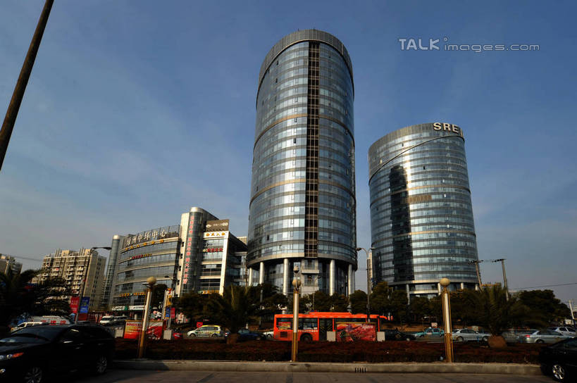 无人,高楼大厦,横图,室外,白天,仰视,度假,草地,草坪,美景,植物,城市风光,城市,大厦,道路,建筑,路,摩天大楼,上海,中国,亚洲,阴影,光线,影子,景观,云,云朵,小路,交通,云彩,娱乐,建设,浦东,草,树,树木,蓝色,绿色,白云,蓝天,天空,阳光,自然,天,享受,休闲,景色,放松,生长,晴朗,成长,申,陆家嘴,浦东新区,东亚,上海市,中华人民共和国,沪,华东地区,陆家嘴中心绿地,上海陆家嘴中心绿地,晴空,彩图,低角度拍摄,大楼,高层建筑,高楼,摩天楼,shzxz1