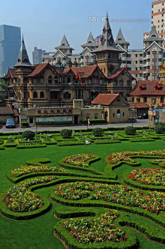 无人,家,高楼大厦,竖图,室外,白天,正面,度假,草地,草坪,花海,花圃,美景,植物,别墅,城市风光,标志建筑,城市,大厦,地标,建筑,摩天大楼,叶子,上海,中国,亚洲,阴影,盛开,光线,影子,房屋,屋子,景观,公寓,花蕾,娱乐,建设,洋房,楼房,住宅,草,花,花瓣,花朵,花卉,鲜花,树,树木,蓝色,绿色,蓝天,天空,阳光,自然,花丛,花束,花田,天,花苞,花蕊,享受,休闲,景色,放松,生长,晴朗,成长,陕西南路,申,卢湾区,东亚,静安区,徐汇区,上海市,马勒别墅,万里无云,中华人民共和国,沪,华东地区,晴空,晴空万里,彩图,房子,大楼,高层建筑,高楼,摩天楼,马勒住宅,马勒公寓,衡山马勒别墅饭店,shzxz1