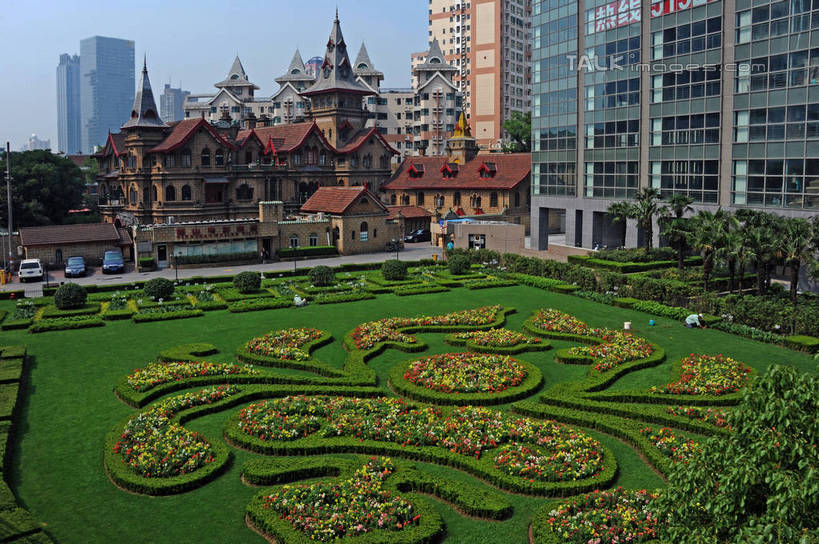 无人,家,高楼大厦,横图,室外,白天,正面,度假,草地,草坪,花海,花圃,美景,植物,别墅,城市风光,标志建筑,城市,大厦,地标,建筑,摩天大楼,叶子,上海,中国,亚洲,阴影,盛开,光线,影子,房屋,屋子,景观,公寓,花蕾,娱乐,建设,洋房,楼房,住宅,草,花,花瓣,花朵,花卉,鲜花,树,树木,蓝色,绿色,蓝天,天空,阳光,自然,花丛,花束,花田,天,花苞,花蕊,享受,休闲,景色,放松,生长,晴朗,成长,陕西南路,申,卢湾区,东亚,静安区,徐汇区,上海市,马勒别墅,万里无云,中华人民共和国,沪,华东地区,晴空,晴空万里,彩图,房子,大楼,高层建筑,高楼,摩天楼,马勒住宅,马勒公寓,衡山马勒别墅饭店,shzxz1