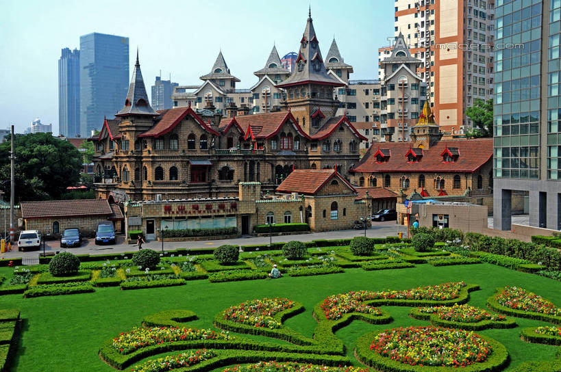 无人,家,高楼大厦,横图,室外,白天,正面,度假,草地,草坪,花海,花圃,美景,植物,别墅,城市风光,标志建筑,城市,大厦,地标,建筑,摩天大楼,叶子,上海,中国,亚洲,阴影,盛开,光线,影子,房屋,屋子,景观,公寓,花蕾,娱乐,建设,洋房,楼房,住宅,草,花,花瓣,花朵,花卉,鲜花,树,树木,蓝色,绿色,蓝天,天空,阳光,自然,花丛,花束,花田,天,花苞,花蕊,享受,休闲,景色,放松,生长,晴朗,成长,陕西南路,申,卢湾区,东亚,静安区,徐汇区,上海市,马勒别墅,万里无云,中华人民共和国,沪,华东地区,晴空,晴空万里,彩图,房子,大楼,高层建筑,高楼,摩天楼,马勒住宅,马勒公寓,衡山马勒别墅饭店,shzxz1