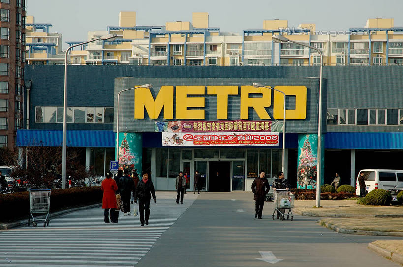 东方人,家,商店,走,横图,室外,白天,购物,旅游,度假,消费,美景,城市风光,超市,城市,建筑,购物车,上海,中国,亚洲,阴影,服装,光线,英文,标志,文字,影子,字符,字母,房屋,屋子,景观,公寓,许多人,注视,休闲装,黄种人,娱乐,标识,建设,洋房,楼房,住宅,车,背面,衣服,蓝色,蓝天,天空,阳光,手推车,天,观察,看,一群人,享受,休闲,休闲服,景色,放松,金融,百货,服饰,晴朗,观看,英文字母,申,察看,便利,存放,关注,载具,选购,贸易,百货公司,东亚,上海市,麦徳龙超市,万里无云,中华人民共和国,沪,华东地区,快捷,血拼,方便,寄存,寄放,暂存,男人,男性,年轻男性,年轻女性,女人,女性,亚洲人,晴空,晴空万里,超级市场,大卖场,步行,散步,走路,彩图,全身,房子,购物商场,购物中心,商业中心,shzxz1