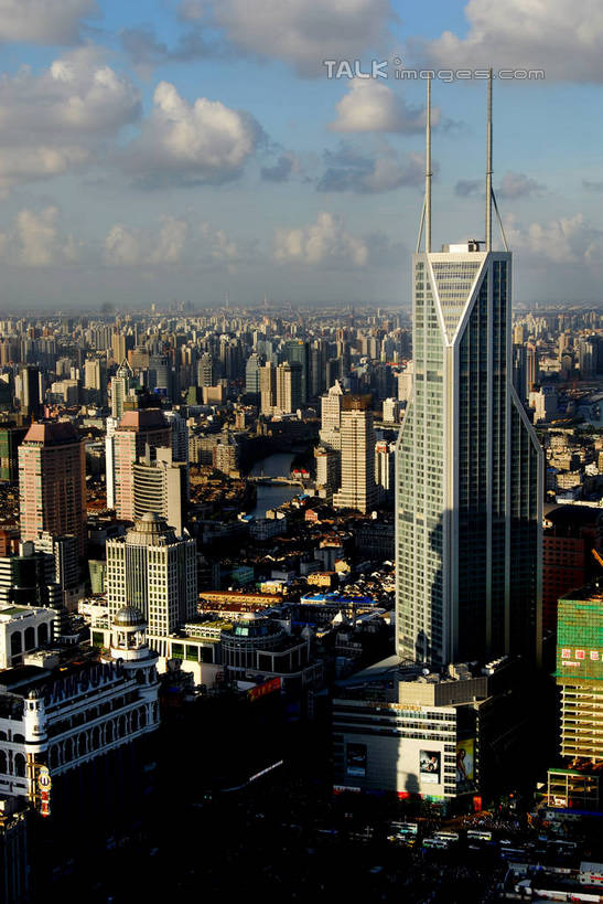 无人,家,高楼大厦,竖图,全景,俯视,航拍,室外,白天,度假,美景,天际线,植物,城市风光,标志建筑,城市,大厦,地标,建筑,摩天大楼,上海,中国,亚洲,阴影,光线,影子,房屋,屋子,景观,云,云朵,公寓,云彩,娱乐,建设,洋房,楼房,住宅,树,树木,蓝色,绿色,白云,蓝天,天空,阳光,自然,天,享受,休闲,景色,放松,生长,晴朗,成长,申,鸟瞰,黄浦区,明天广场,东亚,上海市,中华人民共和国,沪,华东地区,晴空,彩图,高角度拍摄,房子,大楼,高层建筑,高楼,摩天楼,黄陂北路,shzxz1