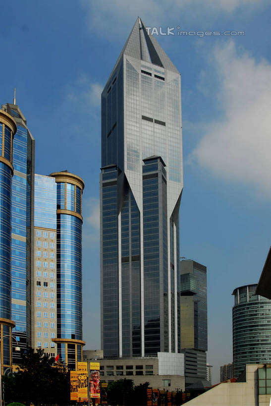 无人,高楼大厦,竖图,室外,白天,仰视,度假,美景,植物,城市风光,标志建筑,城市,大厦,地标,建筑,摩天大楼,上海,中国,亚洲,阴影,光线,影子,景观,云,云朵,云彩,娱乐,建设,树,树木,蓝色,绿色,白云,蓝天,天空,阳光,自然,天,享受,休闲,景色,放松,生长,晴朗,成长,申,黄浦区,明天广场,东亚,上海市,中华人民共和国,沪,华东地区,晴空,彩图,低角度拍摄,大楼,高层建筑,高楼,摩天楼,黄陂北路,shzxz1