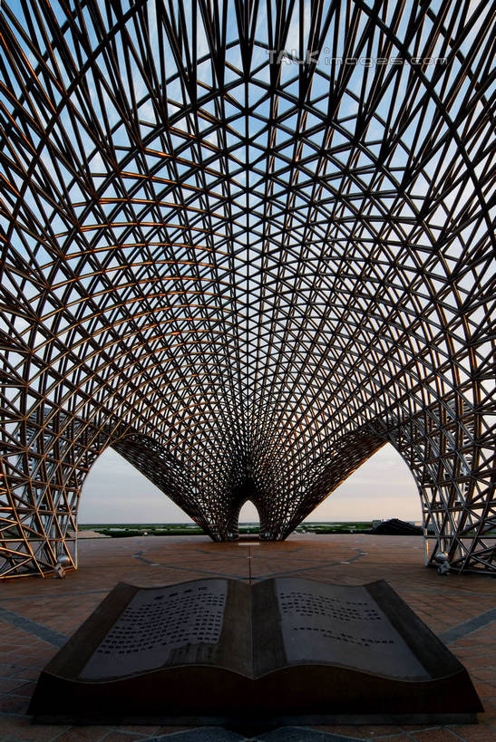 无人,竖图,室外,白天,正面,度假,美景,城市风光,城市,雕塑,上海,中国,亚洲,阴影,艺术,装饰,光线,雕刻,雕像,影子,景观,娱乐,浦东,蓝色,蓝天,天空,阳光,工艺品,天,享受,休闲,景色,放松,晴朗,纪念,临港新城,滴水湖,美术,申,主题,陈列,浦东新区,东亚,上海市,南汇嘴观海公园,万里无云,中华人民共和国,沪,华东地区,功能,美学,晴空,晴空万里,彩图,shzxz1