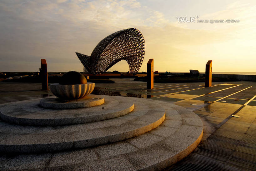 无人,横图,室外,白天,正面,度假,美景,日落,城市风光,城市,雕塑,上海,中国,亚洲,阴影,艺术,装饰,光线,雕刻,雕像,影子,景观,晚霞,霞光,落日,背光,娱乐,浦东,阳光,黄昏,工艺品,享受,休闲,景色,彩霞,放松,纪念,临港新城,滴水湖,美术,申,主题,逆光,陈列,浦东新区,东亚,上海市,南汇嘴观海公园,中华人民共和国,沪,华东地区,功能,美学,夕照,薄暮,夕阳,彩图,傍晚,斜阳,shzxz1