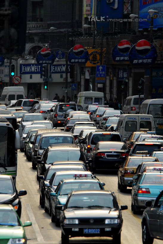 无人,高楼大厦,商店,竖图,室外,白天,正面,购物,度假,安全,消费,美景,城市风光,标志建筑,超市,城市,大厦,道路,地标,建筑,路,摩天大楼,商场,公路,汽车,上海,中国,亚洲,景观,红绿灯,信号灯,交通,拥堵,拥挤,娱乐,建设,车,交通工具,轿车,南京路,享受,休闲,景色,放松,警示,金融,百货,南京路步行街,堵车,塞车,申,提示,载具,流通,选购,贸易,百货公司,黄浦区,东亚,上海市,交通信号灯,行人信号灯,中华人民共和国,沪,华东地区,血拼,马路,彩图,大楼,高层建筑,高楼,购物商场,购物中心,摩天楼,商业中心,shzxz1