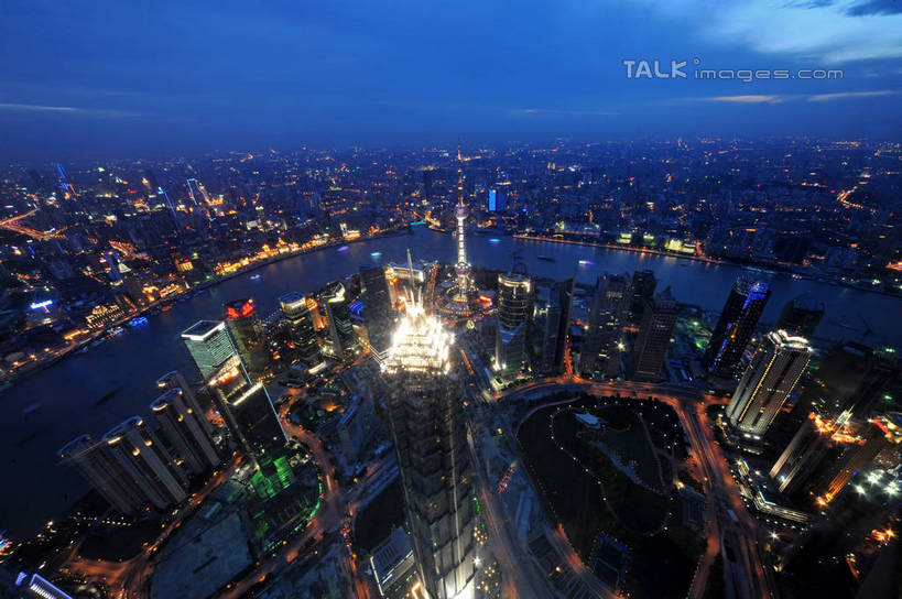 无人,家,高楼大厦,横图,全景,俯视,航拍,彩色,室外,夜晚,长时间曝光,度假,河流,美景,水,天际线,植物,城市风光,标志建筑,城市,大厦,道路,地标,建筑,路,摩天大楼,霓虹灯,夜景,公路,上海,中国,亚洲,阴影,朦胧,模糊,光线,影子,房屋,屋子,河水,景观,水流,公寓,灯光,七彩,交通,娱乐,光源,建设,东方明珠,黄浦江,金茂大厦,浦东,洋房,楼房,霓虹,住宅,灯,树,树木,绿色,自然,外滩,享受,休闲,景色,放松,环球金融中心,生长,成长,申,照明设备,鸟瞰,电视塔,曝光,柏悦酒店,国际贸易金融中心,合生国际大厦,花旗集团大厦,金融中心,陆家嘴,陆家嘴金融中心,浦东新区,上海环球金融中心,香格里拉酒店,震旦国际大楼,东亚,东方明珠电视塔,滨江大道,上海国际会议中心,上海国际新闻中心,上海市,中华人民共和国,沪,华东地区,氖灯,马路,彩图,高角度拍摄,房子,大楼,高层建筑,高楼,摩天楼,黄埔滩,上海外滩,外黄埔滩,shzxz1