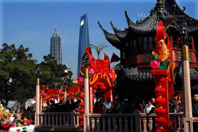 无人,高楼大厦,横图,室外,白天,仰视,度假,美景,植物,城市风光,标志建筑,城市,大厦,地标,建筑,摩天大楼,照明,上海,中国,春节,亚洲,阴影,节日,庆祝,光线,灯笼,影子,纸灯笼,景观,文化,娱乐,建设,树,树木,蓝色,绿色,蓝天,天空,阳光,自然,灯具,城隍庙,天,庆典,享受,休闲,景色,放松,生长,晴朗,成长,纪念,照亮,申,照明设备,黄浦区,东亚,上海市,万里无云,中华人民共和国,沪,华东地区,老城隍庙,晴空,晴空万里,彩图,低角度拍摄,大楼,高层建筑,高楼,摩天楼,shzxz1