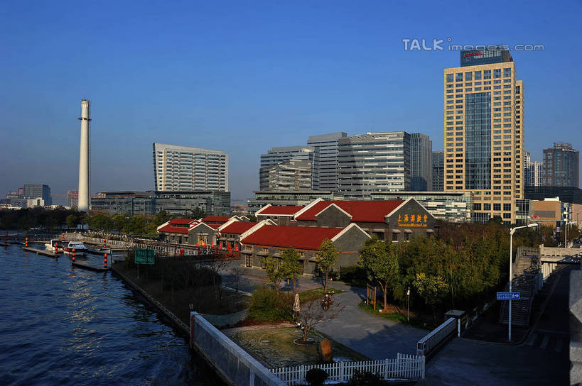 无人,家,高楼大厦,横图,室外,白天,正面,度假,河流,美景,水,植物,城市风光,标志建筑,城市,大厦,地标,建筑,摩天大楼,上海,中国,亚洲,阴影,光线,影子,房屋,屋子,河水,景观,水流,公寓,娱乐,建设,洋房,楼房,住宅,树,树木,蓝色,绿色,蓝天,天空,阳光,自然,天,享受,休闲,景色,放松,生长,晴朗,成长,申,苏州河,吴淞江,东亚,普陀区,上海市,万里无云,中华人民共和国,沪,华东地区,晴空,晴空万里,彩图,房子,大楼,高层建筑,高楼,摩天楼,shzxz1