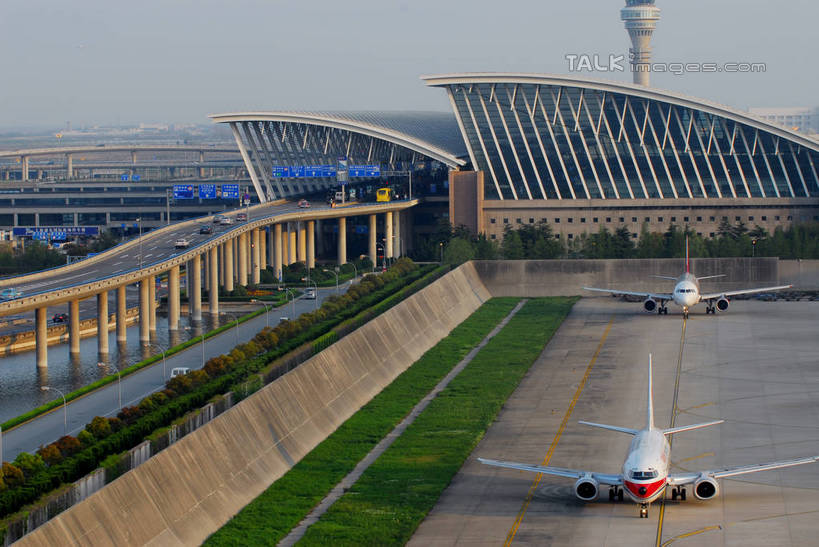 无人,机场,横图,俯视,室外,白天,度假,草地,草坪,美景,植物,城市风光,城市,飞机,飞机场,上海,中国,亚洲,阴影,光线,影子,景观,交通,娱乐,航空,浦东,浦东国际机场,浦东机场,草,蓝色,绿色,蓝天,天空,阳光,停机坪,交通工具,天,享受,休闲,景色,放松,运输,晴朗,申,客机,载具,浦东新区,东亚,上海市,万里无云,中华人民共和国,沪,华东地区,航空站,空港,晴空,晴空万里,彩图,高角度拍摄,上海浦东国际机场,shzxz1