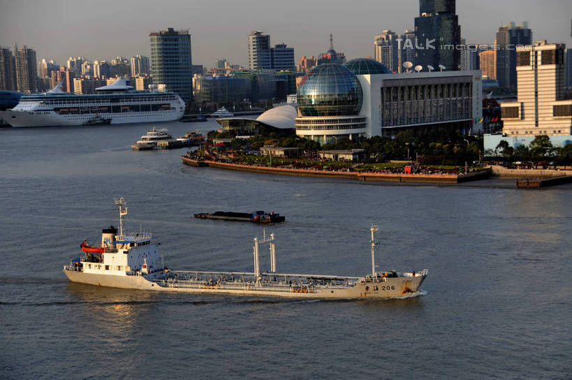 无人,高楼大厦,横图,全景,俯视,航拍,室外,白天,度假,河流,美景,水,天际线,植物,城市风光,标志建筑,城市,大厦,地标,建筑,轮船,摩天大楼,船,上海,中国,亚洲,阴影,波纹,飞溅,溅,光线,液体,影子,河水,景观,水滴,水流,涟漪,娱乐,建设,浦东,水珠,树,树木,蓝色,绿色,倒影,蓝天,水纹,天空,阳光,自然,船尾波,交通工具,波浪,天,享受,休闲,景色,放松,生长,晴朗,成长,申,倒映,鸟瞰,喷洒,载具,金融中心,陆家嘴,陆家嘴金融贸易区,浦东新区,东亚,滨江大道,上海国际会议中心,上海国际新闻中心,上海市,万里无云,中华人民共和国,沪,华东地区,水晕,反照,晴空,晴空万里,彩图,高角度拍摄,大楼,高层建筑,高楼,摩天楼,shzxz1