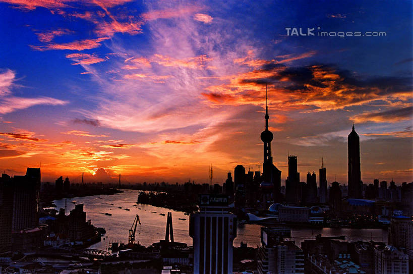 无人,高楼大厦,横图,全景,俯视,航拍,室外,白天,度假,河流,美景,日落,水,天际线,城市风光,标志建筑,城市,大厦,地标,建筑,摩天大楼,上海,中国,亚洲,阴影,光线,影子,河水,景观,水流,晚霞,霞光,落日,背光,娱乐,建设,东方明珠,黄浦江,金茂大厦,浦东,阳光,黄昏,外滩,享受,休闲,景色,彩霞,放松,环球金融中心,申,鸟瞰,电视塔,逆光,柏悦酒店,国际贸易金融中心,合生国际大厦,花旗集团大厦,金融中心,陆家嘴,陆家嘴金融中心,浦东新区,上海环球金融中心,香格里拉酒店,震旦国际大楼,东亚,东方明珠电视塔,滨江大道,上海国际会议中心,上海国际新闻中心,上海市,中华人民共和国,沪,华东地区,夕照,薄暮,夕阳,彩图,高角度拍摄,傍晚,大楼,高层建筑,高楼,摩天楼,黄埔滩,上海外滩,外黄埔滩,春申江,斜阳,shzxz1