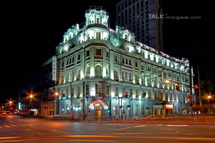 无人,高楼大厦,横图,室外,夜晚,长时间曝光,仰视,度假,美景,城市风光,标志建筑,城市,大厦,道路,地标,建筑,路,路灯,摩天大楼,人行横道,夜景,公路,照明,上海,中国,亚洲,阴影,朦胧,模糊,光线,影子,景观,人行道,灯光,分界线,停车线,交通,娱乐,建设,虹口区,灯,享受,休闲,景色,放松,车行道,车行道分界线,照亮,申,照明设备,标线,人行横道线,曝光,东亚,车行线,浦江饭店,上海市,黄浦路,中华人民共和国,沪,华东地区,斑马线,马路,彩图,低角度拍摄,大楼,高层建筑,高楼,摩天楼,礼查饭店,shzxz1