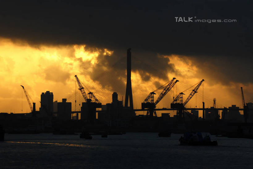 无人,高楼大厦,横图,全景,室外,白天,正面,度假,技术,河流,美景,日落,水,天际线,城市风光,标志建筑,城市,大厦,地标,建筑,摩天大楼,上海,中国,亚洲,阴影,波纹,光线,影子,河水,景观,水流,晚霞,霞光,落日,涟漪,背光,娱乐,设备,建设,施工,倒影,水纹,阳光,黄昏,波浪,沙洲,享受,休闲,机械,起重机,景色,彩霞,放松,申,工程,倒映,逆光,青草沙,东亚,上海市,长兴岛,青草沙水库,中华人民共和国,沪,华东地区,水晕,崇明县,夕照,反照,薄暮,夕阳,彩图,傍晚,大楼,高层建筑,高楼,摩天楼,冲积沙洲,崇明,固定沙,斜阳,shzxz1