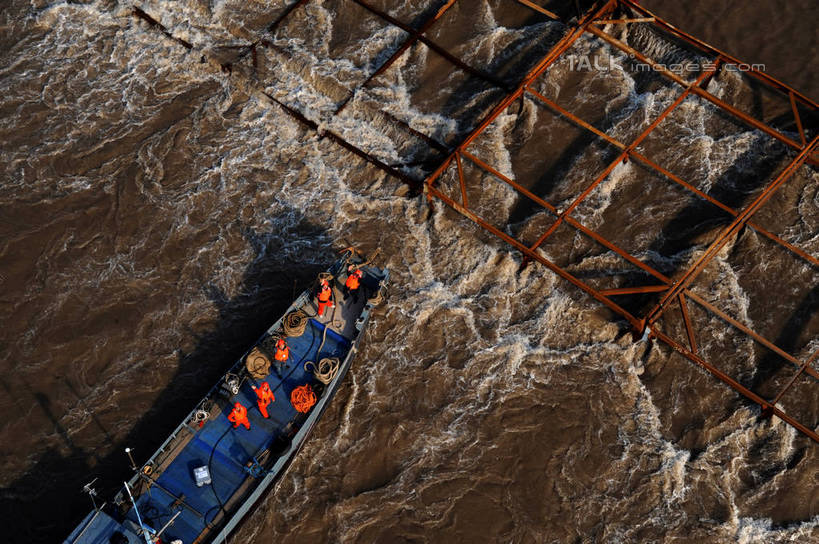 无人,横图,俯视,航拍,室外,白天,度假,灌溉,河流,美景,水,城市风光,城市,建筑,轮船,船,上海,中国,亚洲,蓄水,阴影,波纹,光线,影子,河水,景观,水流,涟漪,娱乐,建设,水坝,水库,倒影,水纹,阳光,交通工具,波浪,沙洲,享受,休闲,发电,景色,放松,申,倒映,鸟瞰,载具,青草沙,东亚,坝,上海市,长兴岛,青草沙水库,航运,中华人民共和国,沪,华东地区,水晕,防洪,供水,水力发电,崇明县,反照,彩图,高角度拍摄,冲积沙洲,崇明,固定沙,shzxz1