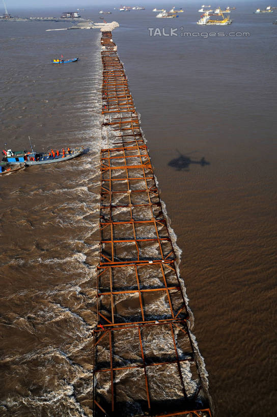 无人,竖图,俯视,航拍,室外,白天,度假,灌溉,河流,美景,水,城市风光,城市,建筑,轮船,船,上海,中国,亚洲,蓄水,阴影,波纹,光线,影子,河水,景观,水流,涟漪,娱乐,建设,水坝,水库,倒影,水纹,阳光,交通工具,波浪,沙洲,享受,休闲,发电,景色,放松,申,倒映,鸟瞰,载具,青草沙,东亚,坝,上海市,长兴岛,青草沙水库,航运,中华人民共和国,沪,华东地区,水晕,防洪,供水,水力发电,崇明县,反照,彩图,高角度拍摄,冲积沙洲,崇明,固定沙,shzxz1
