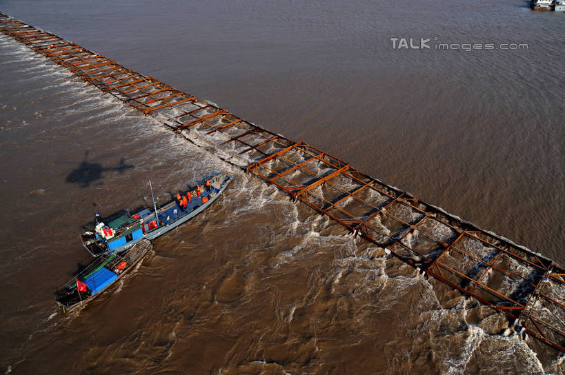 无人,横图,俯视,航拍,室外,白天,度假,灌溉,河流,美景,水,城市风光,城市,建筑,轮船,船,上海,中国,亚洲,蓄水,阴影,波纹,光线,影子,河水,景观,水流,涟漪,娱乐,建设,水坝,水库,倒影,水纹,阳光,交通工具,波浪,沙洲,享受,休闲,发电,景色,放松,申,倒映,鸟瞰,载具,青草沙,东亚,坝,上海市,长兴岛,青草沙水库,航运,中华人民共和国,沪,华东地区,水晕,防洪,供水,水力发电,崇明县,反照,彩图,高角度拍摄,冲积沙洲,崇明,固定沙,shzxz1