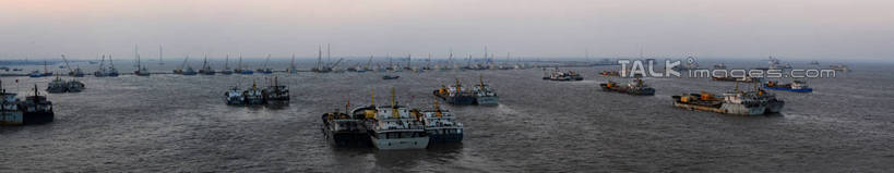 无人,横图,室外,白天,正面,旅游,度假,灌溉,湖,湖泊,美景,日落,水,建筑,轮船,船,上海,中国,亚洲,蓄水,阴影,波纹,飞溅,溅,光线,液体,影子,湖面,景观,水滴,水流,水面,晚霞,霞光,落日,涟漪,娱乐,建设,水坝,水库,水珠,倒影,水纹,阳光,自然,黄昏,船尾波,交通工具,波浪,湖水,沙洲,享受,休闲,发电,景色,彩霞,放松,申,倒映,喷洒,自然风光,载具,青草沙,东亚,坝,上海市,长兴岛,青草沙水库,航运,中华人民共和国,沪,华东地区,水晕,防洪,供水,水力发电,崇明县,夕照,反照,薄暮,夕阳,彩图,傍晚,冲积沙洲,崇明,固定沙,斜阳,shzxz1