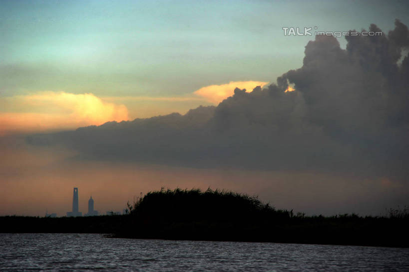 无人,横图,室外,白天,正面,旅游,度假,灌溉,湖,湖泊,石头,美景,日落,水,植物,建筑,上海,中国,亚洲,蓄水,阴影,波纹,光线,石子,影子,湖面,景观,水流,水面,晚霞,霞光,落日,涟漪,背光,娱乐,建设,水坝,水库,树,树木,绿色,倒影,水纹,阳光,自然,黄昏,波浪,湖水,沙洲,享受,休闲,发电,景色,彩霞,放松,生长,成长,申,倒映,自然风光,逆光,青草沙,东亚,坝,上海市,长兴岛,青草沙水库,航运,中华人民共和国,沪,华东地区,水晕,防洪,供水,水力发电,崇明县,夕照,反照,薄暮,石块,夕阳,彩图,傍晚,冲积沙洲,崇明,固定沙,斜阳,shzxz1