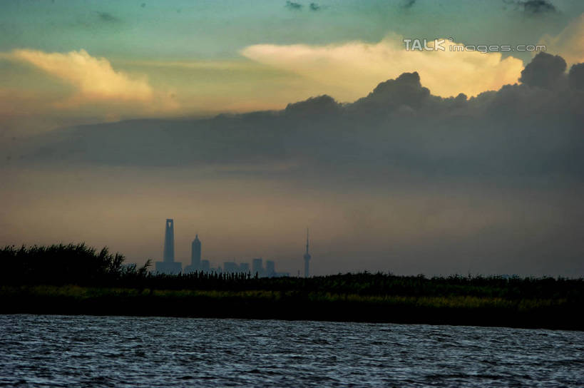 无人,横图,室外,白天,正面,旅游,度假,灌溉,湖,湖泊,石头,美景,日落,水,植物,建筑,上海,中国,亚洲,蓄水,阴影,波纹,光线,石子,影子,湖面,景观,水流,水面,晚霞,霞光,落日,涟漪,背光,娱乐,建设,水坝,水库,树,树木,绿色,倒影,水纹,阳光,自然,黄昏,波浪,湖水,沙洲,享受,休闲,发电,景色,彩霞,放松,生长,成长,申,倒映,自然风光,逆光,青草沙,东亚,坝,上海市,长兴岛,青草沙水库,航运,中华人民共和国,沪,华东地区,水晕,防洪,供水,水力发电,崇明县,夕照,反照,薄暮,石块,夕阳,彩图,傍晚,冲积沙洲,崇明,固定沙,斜阳,shzxz1