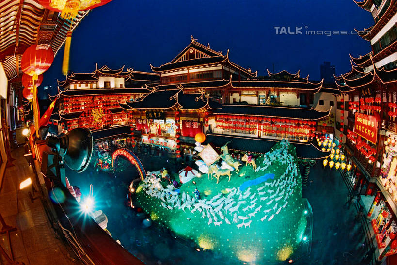 无人,横图,彩色,室外,夜晚,正面,旅游,度假,湖,湖泊,名胜古迹,水,标志建筑,地标,建筑,霓虹灯,夜景,雕塑,上海,中国,亚洲,阴影,遗迹,艺术,装饰,光线,雕刻,雕像,影子,湖面,水流,水面,灯光,七彩,古迹,文物,娱乐,光源,建设,古建筑,霓虹,灯,工艺品,城隍庙,豫园,湖水,人工湖,享受,休闲,旅游胜地,放松,纪念,美术,申,照明设备,主题,陈列,黄浦区,古文明,东亚,上海市,中华人民共和国,沪,华东地区,功能,美学,氖灯,老城隍庙,彩图,shzxz1