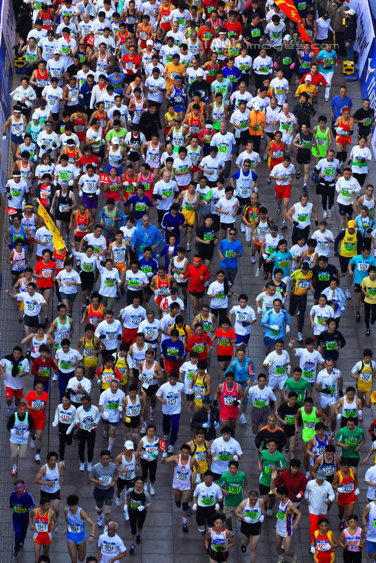 观众,运动员,站,跑,竖图,俯视,航拍,室外,白天,运动服,锻炼,快乐,比赛,运动,竞争,马拉松赛,道路,路,公路,上海,中国,亚洲,阴影,服装,光线,影子,交通,许多人,注视,娱乐,鼓励,衣服,阳光,观察,加油,看,站着,一群人,休闲,打气,服饰,观看,申,察看,体育运动,衣着,鸟瞰,穿着,关注,鼓舞,长跑,东亚,上海市,中华人民共和国,沪,华东地区,衣饰,体育,马拉松,男人,男性,年轻男性,年轻女性,女人,女性,中年男性,中年女性,观赏人员,马路,体育运动员,运动选手,跑步,站立,半身,彩图,高角度拍摄,健身,运动装,shzxz1