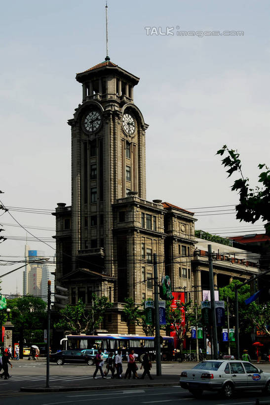 东方人,博物馆,走,竖图,室外,白天,仰视,旅游,度假,植物,标志建筑,道路,地标,建筑,路,公路,汽车,上海,中国,亚洲,行人,游客,游人,阴影,服装,研究,电力,光线,电线,线,影子,电能,交通,许多人,教育,线路,注视,休闲装,黄种人,娱乐,建设,浦东,路人,旅客,车,树,树木,衣服,蓝色,绿色,蓝天,天空,阳光,自然,交通工具,轿车,天,观察,看,一群人,享受,休闲,休闲服,旅游胜地,放松,服饰,生长,晴朗,成长,观看,展览,电,电源,电源线,申,察看,关注,欣赏,美术馆,载具,能量,陈列,浦东新区,东亚,上海市,上海美术馆,万里无云,中华人民共和国,沪,华东地区,典藏,过客,男人,男性,年轻男性,年轻女性,女人,女性,亚洲人,晴空,晴空万里,马路,步行,散步,走路,半身,彩图,低角度拍摄,上南路,shzxz1