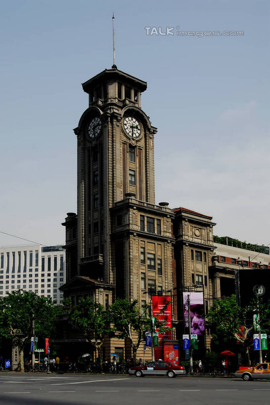 东方人,博物馆,走,竖图,室外,白天,仰视,旅游,度假,植物,标志建筑,道路,地标,建筑,路,公路,汽车,上海,中国,亚洲,行人,游客,游人,阴影,服装,研究,电力,光线,电线,线,影子,电能,交通,许多人,教育,线路,注视,休闲装,黄种人,娱乐,建设,浦东,路人,旅客,车,树,树木,衣服,蓝色,绿色,蓝天,天空,阳光,自然,交通工具,轿车,天,观察,看,一群人,享受,休闲,休闲服,旅游胜地,放松,服饰,生长,晴朗,成长,观看,展览,电,电源,电源线,申,察看,关注,欣赏,美术馆,载具,能量,陈列,浦东新区,东亚,上海市,上海美术馆,万里无云,中华人民共和国,沪,华东地区,典藏,过客,男人,男性,年轻男性,年轻女性,女人,女性,亚洲人,晴空,晴空万里,马路,步行,散步,走路,半身,彩图,低角度拍摄,上南路,shzxz1