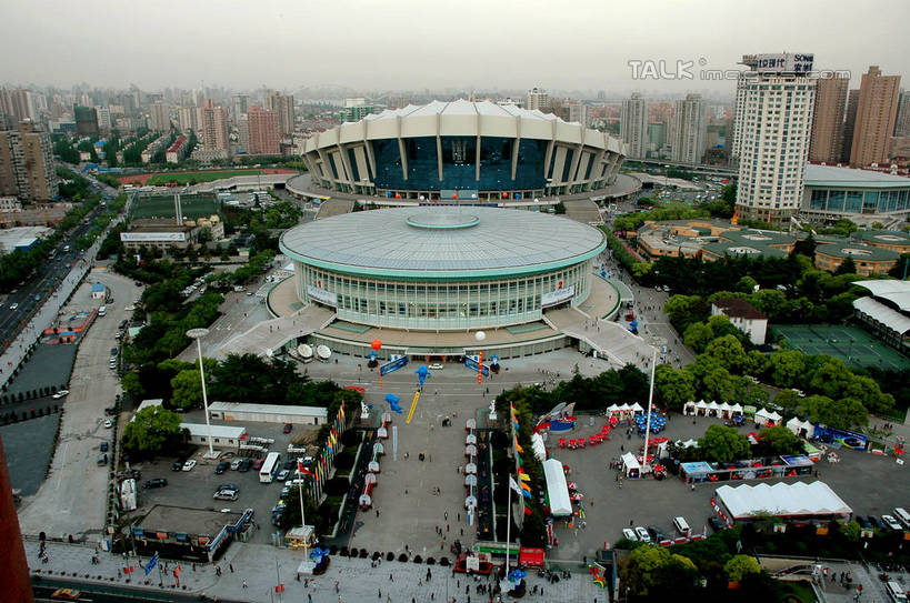 无人,体育馆,家,高楼大厦,运动场,横图,全景,俯视,航拍,室外,白天,度假,美景,天际线,植物,城市风光,标志建筑,城市,大厦,地标,建筑,摩天大楼,上海,中国,亚洲,阴影,光线,影子,房屋,屋子,景观,云,云朵,公寓,云彩,娱乐,建设,体育场,洋房,楼房,住宅,树,树木,蓝色,绿色,白云,蓝天,天空,阳光,自然,天,享受,休闲,景色,放松,生长,晴朗,成长,申,鸟瞰,东亚,上海体育馆,徐汇区,上海大舞台,上海市,中华人民共和国,沪,华东地区,运动馆,晴空,彩图,高角度拍摄,房子,大楼,高层建筑,高楼,摩天楼,万人体育馆,shzxz1