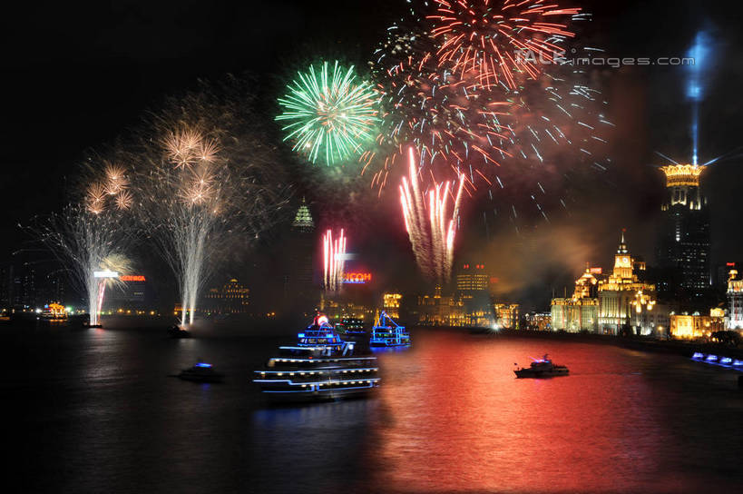 无人,高楼大厦,横图,彩色,室外,夜晚,正面,长时间曝光,度假,河流,美景,水,城市风光,标志建筑,城市,大厦,地标,建筑,摩天大楼,霓虹灯,烟火,夜景,船,上海,中国,亚洲,阴影,波纹,朦胧,模糊,光线,影子,河水,景观,水流,灯光,七彩,涟漪,辉煌,娱乐,光源,建设,浦东,霓虹,游轮,游船,灯,倒影,水纹,焰火,交通工具,邮轮,波浪,享受,休闲,灿烂,景色,放松,璀璨,申,倒映,照明设备,载具,礼花,光辉,曝光,黄浦区,金融中心,陆家嘴,陆家嘴金融贸易区,浦东新区,震旦国际大楼,东亚,上海市,光明大厦,中华人民共和国,沪,华东地区,水晕,氖灯,花炮,礼花炮,绚烂,旅游船,光耀,反照,烟花,彩图,大楼,高层建筑,高楼,摩天楼,金陵东路,shzxz1