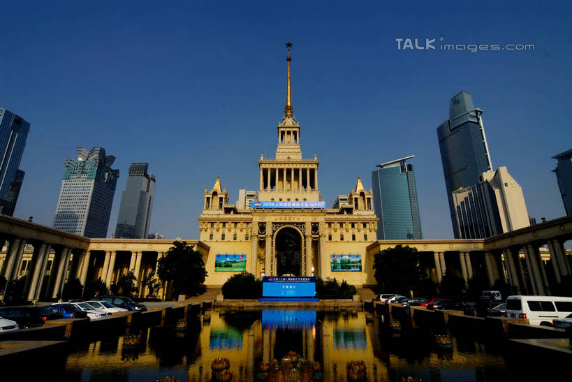 无人,博物馆,高楼大厦,横图,室外,白天,仰视,度假,美景,植物,城市风光,标志建筑,城市,大厦,道路,地标,建筑,路,摩天大楼,公路,汽车,上海,中国,亚洲,阴影,研究,光线,影子,景观,交通,教育,娱乐,建设,浦东,车,树,树木,蓝色,绿色,蓝天,天空,阳光,自然,交通工具,轿车,天,享受,休闲,景色,放松,生长,晴朗,成长,展览,申,欣赏,载具,陈列,浦东新区,东亚,上海市,万里无云,中华人民共和国,沪,华东地区,上海浦东展览馆,典藏,晴空,晴空万里,马路,彩图,低角度拍摄,大楼,高层建筑,高楼,摩天楼,shzxz1