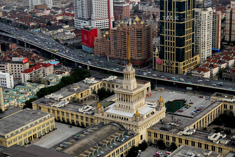 无人,博物馆,高楼大厦,横图,俯视,航拍,室外,白天,度假,美景,植物,城市风光,标志建筑,城市,大厦,道路,地标,建筑,路,摩天大楼,公路,汽车,上海,中国,亚洲,研究,景观,分界线,停车线,交通,教育,娱乐,建设,浦东,车,树,树木,绿色,自然,交通工具,轿车,享受,休闲,景色,放松,生长,成长,展览,车行道,车行道分界线,申,鸟瞰,欣赏,载具,标线,陈列,浦东新区,东亚,车行线,上海市,中华人民共和国,沪,华东地区,上海浦东展览馆,典藏,马路,彩图,高角度拍摄,大楼,高层建筑,高楼,摩天楼,shzxz1