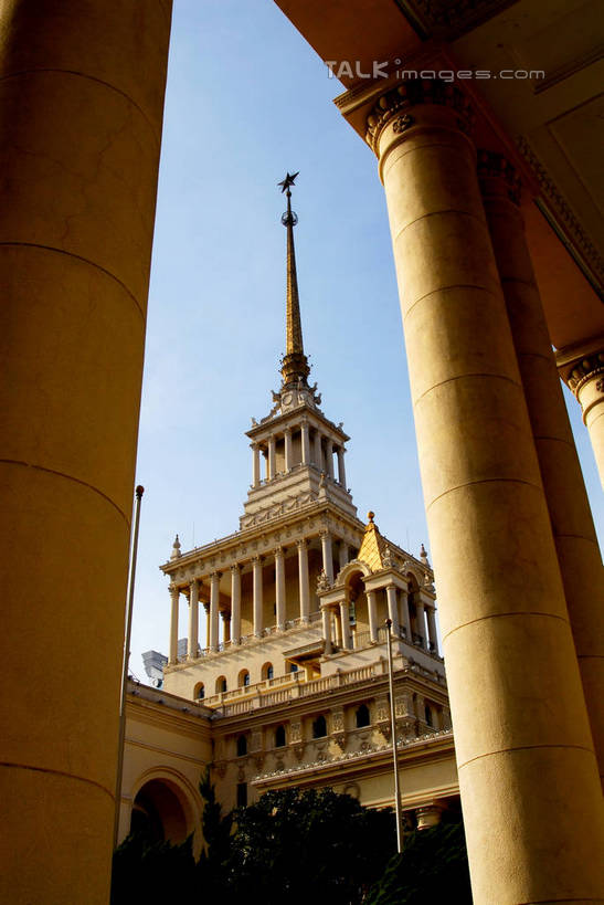 无人,博物馆,竖图,室外,白天,仰视,旅游,度假,石头,标志建筑,地标,建筑,上海,中国,亚洲,阴影,研究,光线,石子,影子,柱子,教育,娱乐,建设,浦东,蓝色,蓝天,天空,阳光,天,享受,休闲,旅游胜地,放松,晴朗,展览,申,欣赏,陈列,浦东新区,东亚,上海市,万里无云,中华人民共和国,沪,华东地区,上海浦东展览馆,典藏,石块,晴空,晴空万里,彩图,低角度拍摄,shzxz1