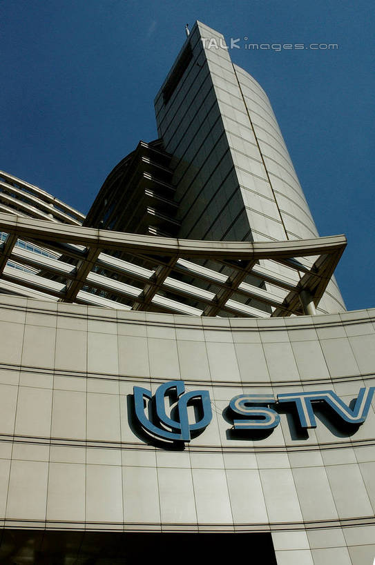 无人,高楼大厦,竖图,室外,白天,仰视,度假,美景,城市风光,标志建筑,城市,大厦,地标,建筑,摩天大楼,上海,中国,亚洲,阴影,光线,英文,标志,文字,影子,字符,字母,景观,娱乐,标识,建设,蓝色,蓝天,天空,阳光,天,享受,休闲,景色,放松,晴朗,英文字母,申,东亚,静安区,上海市,上视大厦,威海路,万里无云,中华人民共和国,沪,华东地区,晴空,晴空万里,彩图,低角度拍摄,大楼,高层建筑,高楼,摩天楼,shzxz1