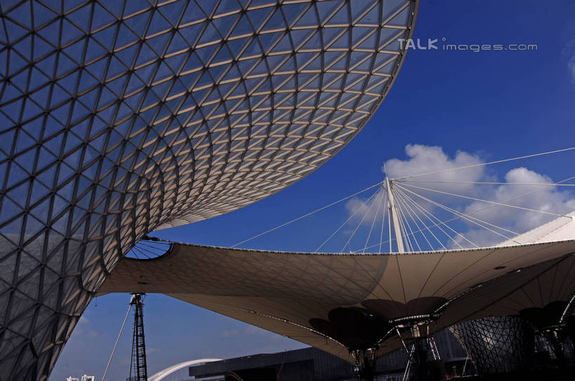 无人,横图,室外,白天,仰视,旅游,度假,标志建筑,地标,建筑,上海,中国,亚洲,阴影,光线,影子,云,云朵,云彩,娱乐,建设,蓝色,白云,蓝天,天空,阳光,绳子,天,享受,休闲,上海世博馆,世博馆,世博轴,上海世博会,世博,世博会,旅游胜地,放松,晴朗,绳索,申,缆绳,东亚,世博园,阳光谷,上海市,中华人民共和国,沪,华东地区,升降机,晴空,彩图,低角度拍摄,升降平台,升降台,shzxz1