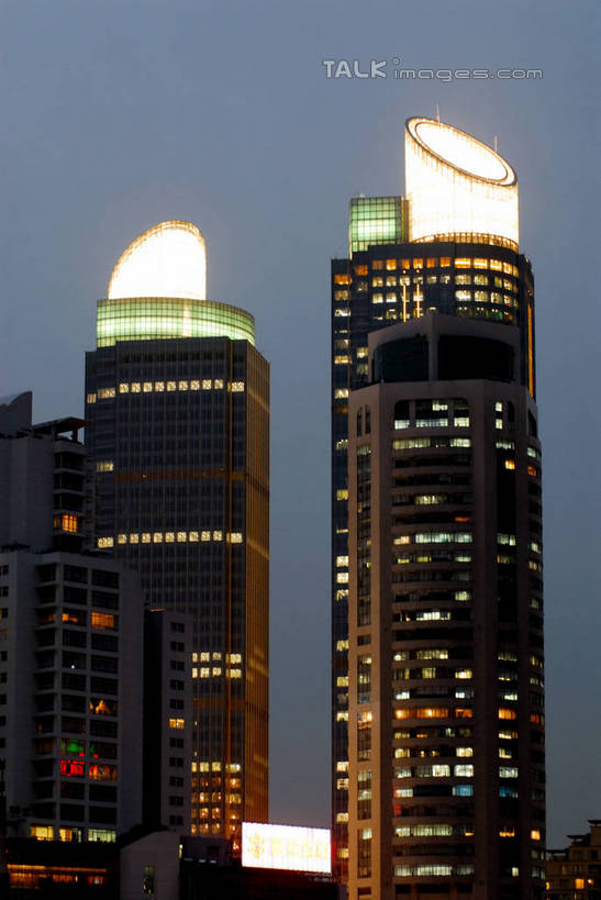 无人,高楼大厦,竖图,室外,夜晚,正面,度假,美景,城市风光,标志建筑,城市,大厦,地标,建筑,摩天大楼,夜景,上海,中国,亚洲,阴影,光线,影子,景观,灯光,娱乐,建设,蓝色,蓝天,天空,天,享受,休闲,景色,放松,港汇广场,徐家汇,晴朗,申,东亚,徐汇区,上海市,万里无云,中华人民共和国,沪,华东地区,虹桥路,晴空,晴空万里,彩图,大楼,高层建筑,高楼,摩天楼,港汇恒隆广场,shzxz1