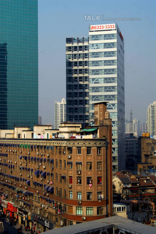 无人,高楼大厦,竖图,室外,白天,正面,度假,美景,植物,城市风光,标志建筑,城市,大厦,道路,地标,建筑,路,摩天大楼,公路,汽车,上海,中国,亚洲,阴影,光线,影子,景观,交通,娱乐,建设,虹口区,车,树,树木,蓝色,绿色,蓝天,天空,阳光,自然,交通工具,轿车,天,享受,休闲,景色,放松,生长,晴朗,成长,申,载具,东亚,上海市,四川北路,万里无云,中华人民共和国,沪,华东地区,晴空,晴空万里,马路,彩图,大楼,高层建筑,高楼,摩天楼,shzxz1