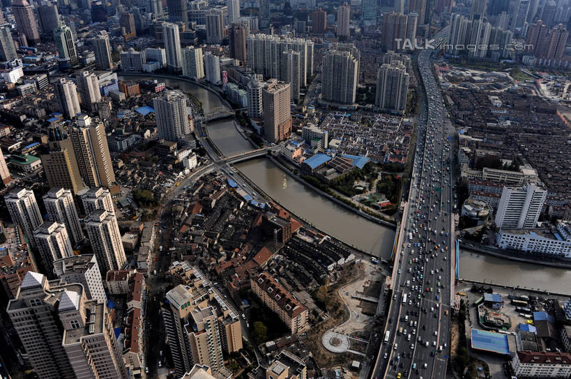 无人,家,高楼大厦,横图,全景,俯视,航拍,室外,白天,度假,河流,美景,水,天际线,植物,城市风光,标志建筑,城市,大厦,道路,地标,建筑,路,摩天大楼,公路,汽车,上海,中国,亚洲,阴影,曲折,弯曲,光线,影子,房屋,屋子,河水,景观,水流,公寓,交通,娱乐,建设,洋房,楼房,住宅,车,树,树木,绿色,阳光,自然,交通工具,轿车,享受,休闲,景色,放松,蜿蜒,生长,成长,申,鸟瞰,载具,苏州河,吴淞江,东亚,上海市,中华人民共和国,沪,华东地区,马路,彩图,高角度拍摄,房子,大楼,高层建筑,高楼,摩天楼,shzxz1